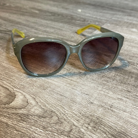 Vince Camuto Green Sunglasses NEW - Picture 2 of 4
